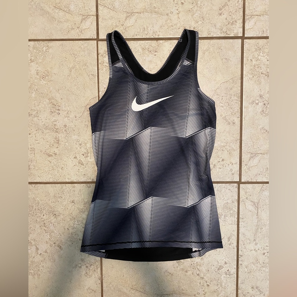 DRI-FIT NIKE | Black And White Colored Nike Top Size Small